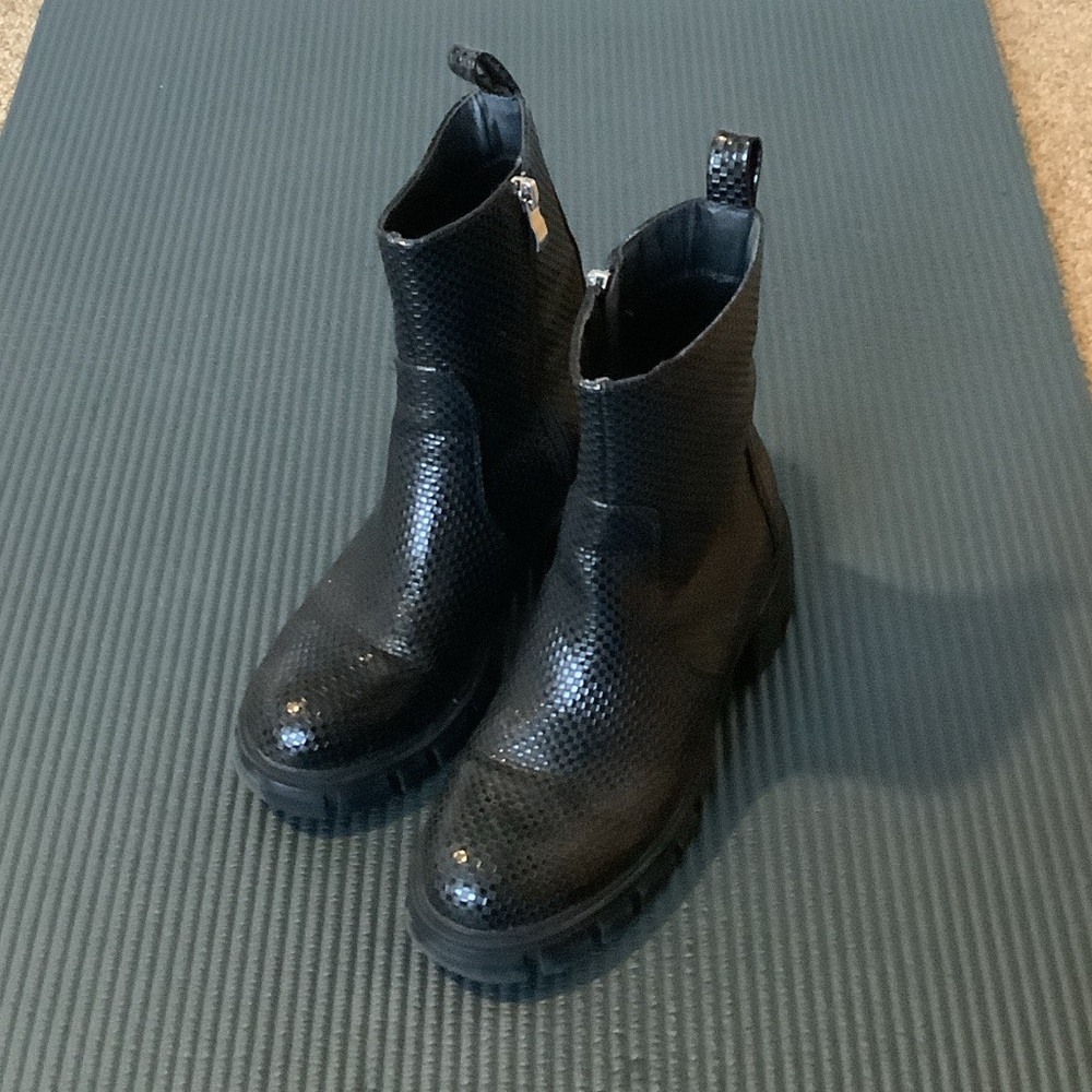 Women's Black Textured Boots